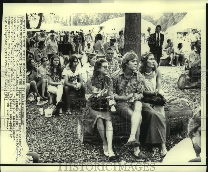 Load image into Gallery viewer, 1975 Press Photo Washington-First Lady Betty Ford &amp; family applaud at a festival
