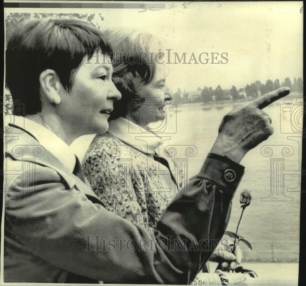1975 Press Photo Mrs. Schmidt points out Bonn's sights to Mrs. Betty Ford