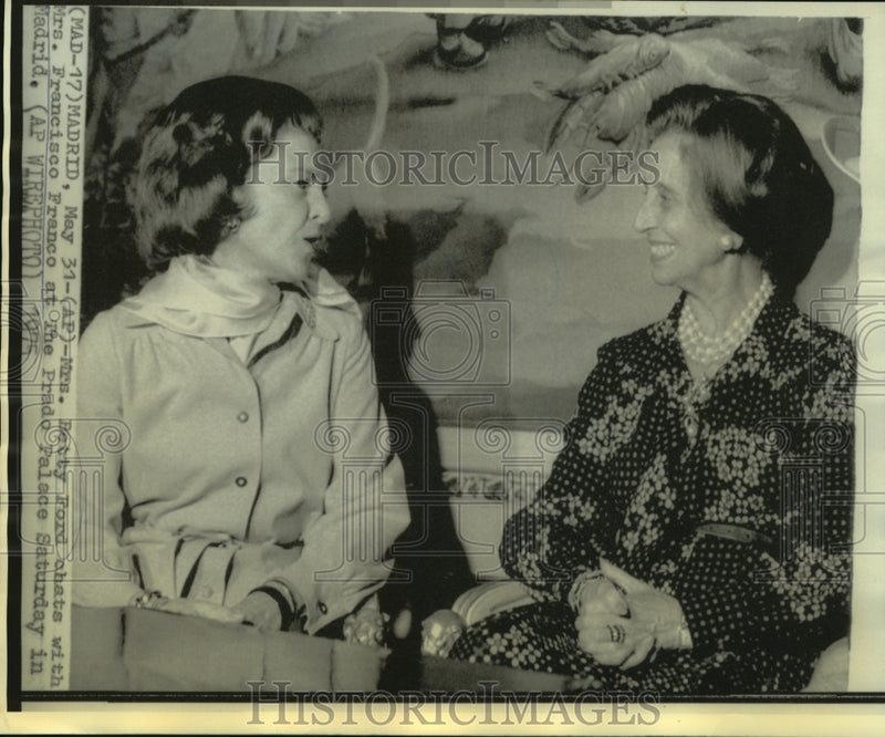 Load image into Gallery viewer, 1975 Press Photo Mrs. Betty Ford &amp; Mrs. Franco chat at Prado Palace in Madrid
