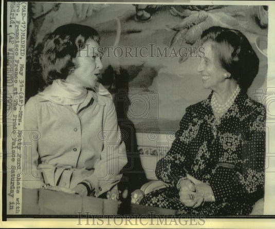 1975 Press Photo Mrs. Betty Ford & Mrs. Franco chat at Prado Palace in Madrid