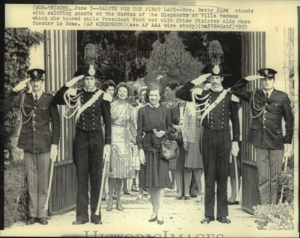1975 Press Photo Mrs. Betty Ford with saluting guards at Garden of Elephants