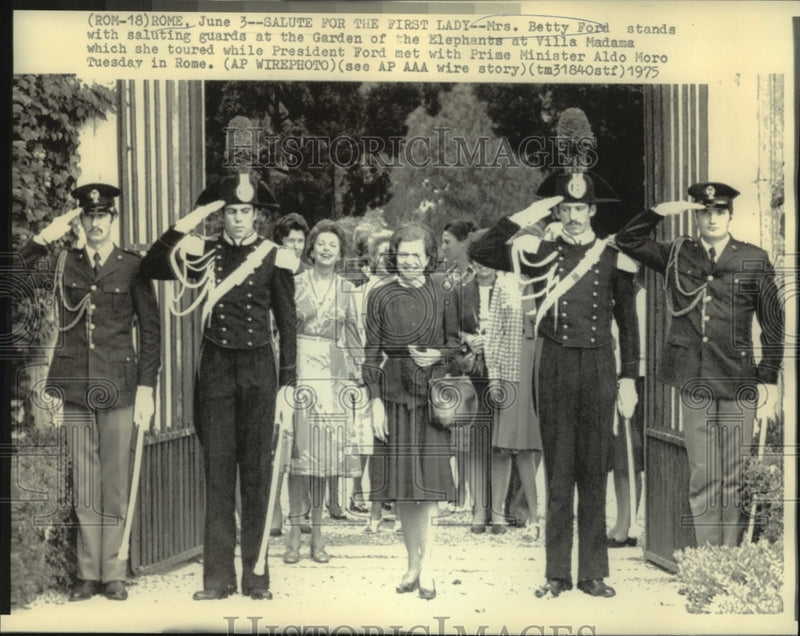 Load image into Gallery viewer, 1975 Press Photo Mrs. Betty Ford with saluting guards at Garden of Elephants
