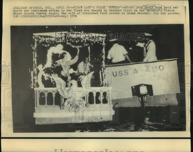 Load image into Gallery viewer, 1976 Press Photo First Lady Betty Ford as Grand Marshal of San Antonio's parade

