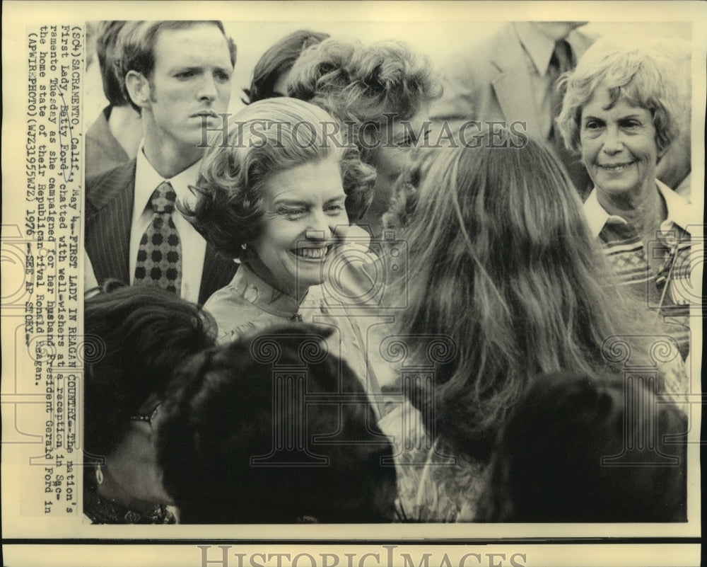 1976 Press Photo First Lady Betty Ford campaigning in Sacramento, California