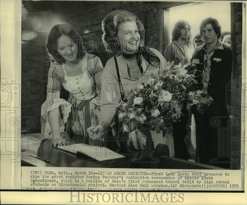 Load image into Gallery viewer, 1976 Press Photo Mrs.Betty Ford &amp; others at Little Adobe Schoolhouse dedication
