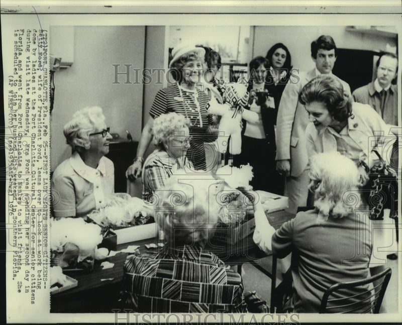 Load image into Gallery viewer, 1976 Press Photo Mrs. Betty Ford visits with senior citizens at Port Charlotte
