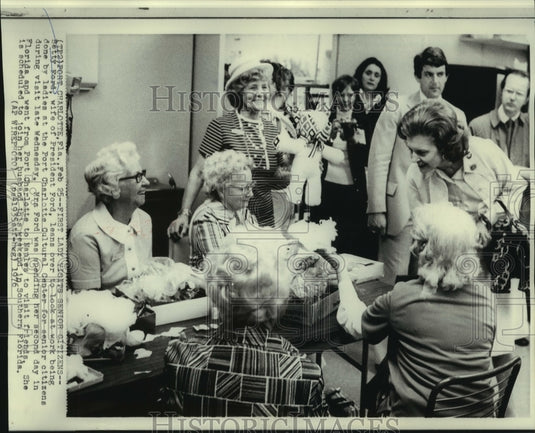 1976 Press Photo Mrs. Betty Ford visits with senior citizens at Port Charlotte