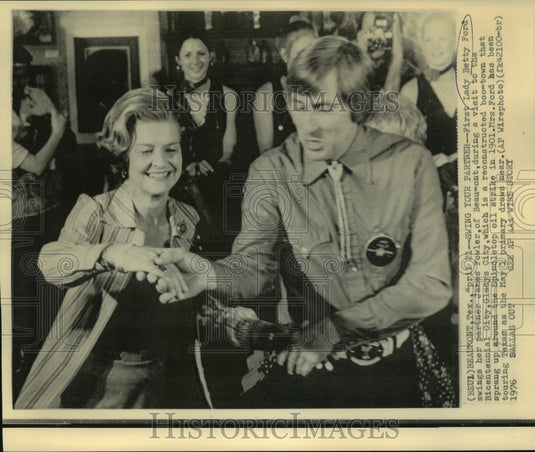 1976 Press Photo First Lady Betty Ford swings her partner James Fowler in Texas
