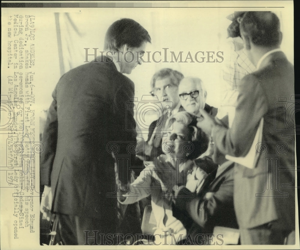1976 Press Photo First Lady Betty Ford & Gov. Brown at Cedars-Sinai dedication