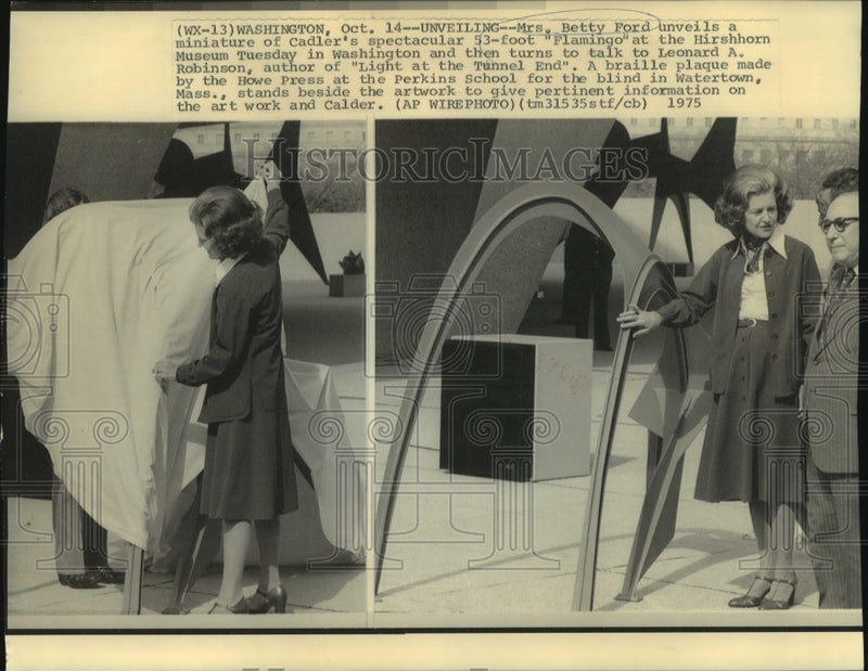 Load image into Gallery viewer, 1975 Press Photo Mrs. Betty Ford at Hirshhorn Museum dedication - now01190
