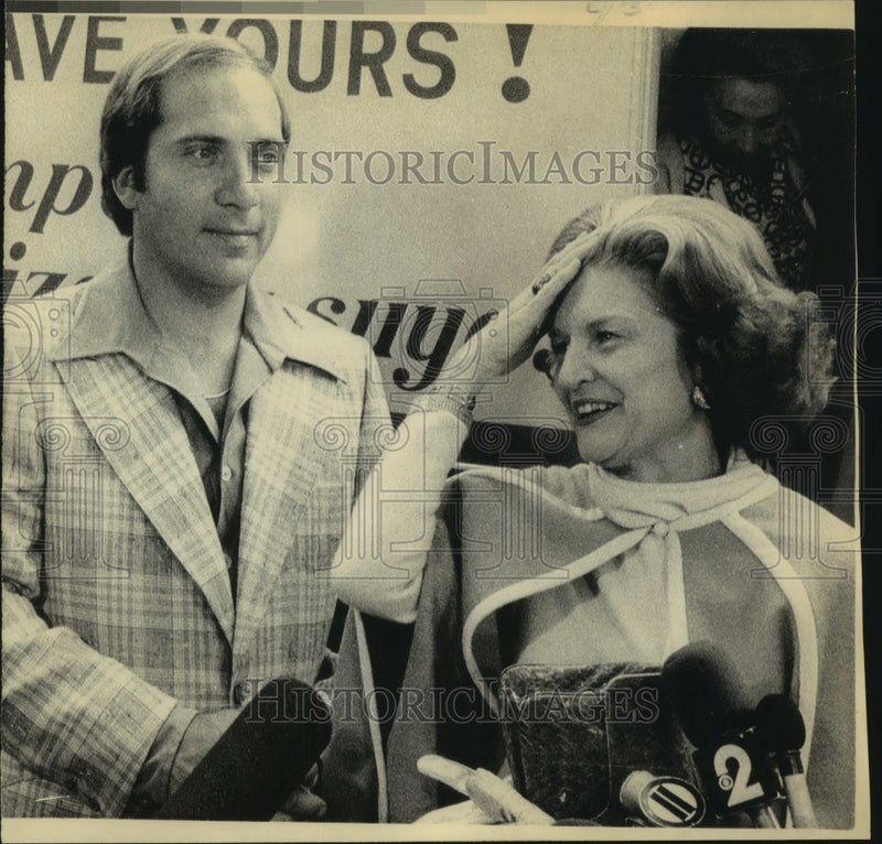 Load image into Gallery viewer, 1975 Press Photo Mrs. Betty Ford at news conference - now01191
