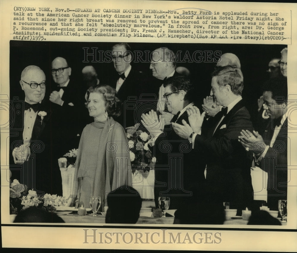 1975 Press Photo Mrs. Betty Ford applauded at American Cancer Society dinner