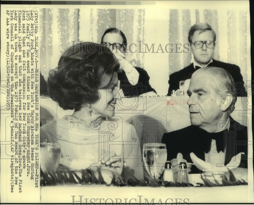 1975 Press Photo Betty Ford chats with New York&#39;s Mayor Abraham Beame at event