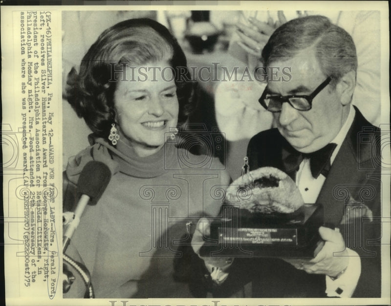 Load image into Gallery viewer, 1975 Press Photo George Horowitz presents Silver Humanitarian Award to Mrs. Ford
