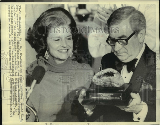 1975 Press Photo George Horowitz presents Silver Humanitarian Award to Mrs. Ford