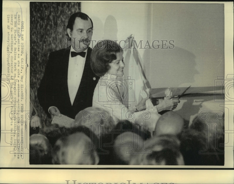Load image into Gallery viewer, 1975 Press Photo Mrs. Betty Ford at San Diego's Balboa Park ribbon cutting
