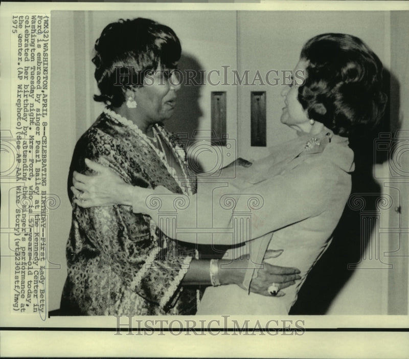 Load image into Gallery viewer, 1975 Press Photo First Lady Betty Ford &amp; Pearl Bailey embrace at Kennedy Center
