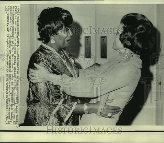 1975 Press Photo First Lady Betty Ford & Pearl Bailey embrace at Kennedy Center