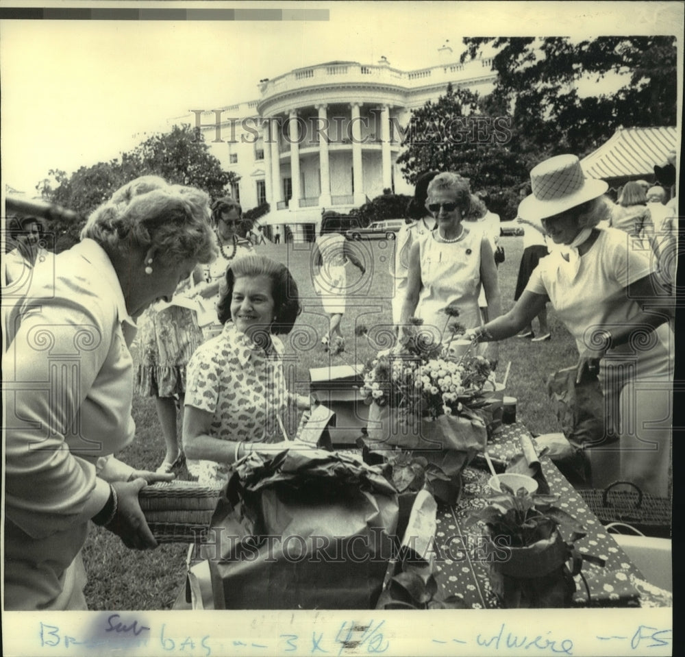 1975 Press Photo First Lady & others attend "Brown Bag" luncheon on South Lawn