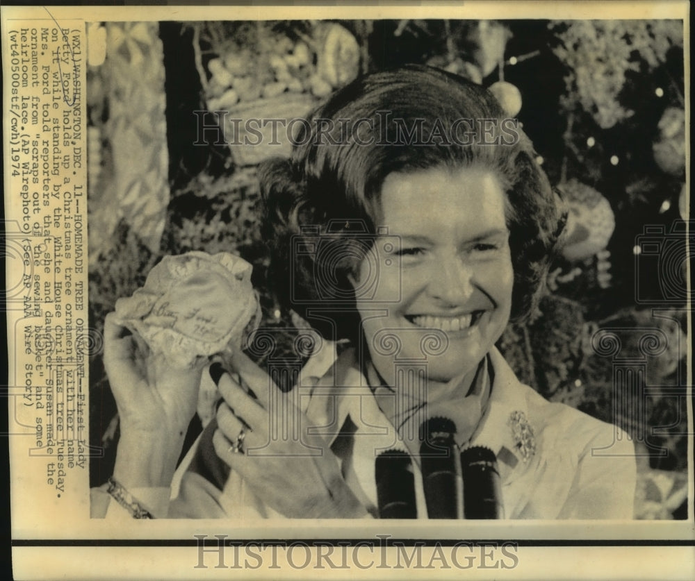 1974 Press Photo First Lady Betty Ford holds up home-made Christmas ornament