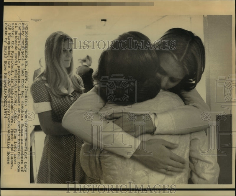 Load image into Gallery viewer, 1974 Press Photo First Lady Betty Ford gets hug from daughter Susan at Bethesda
