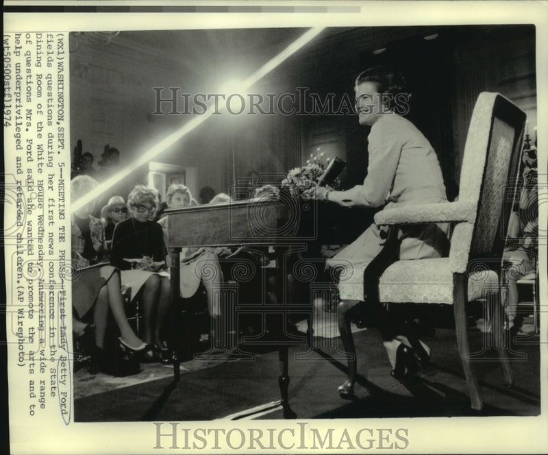 Load image into Gallery viewer, 1974 Press Photo First Lady Betty Ford at news conference in White House
