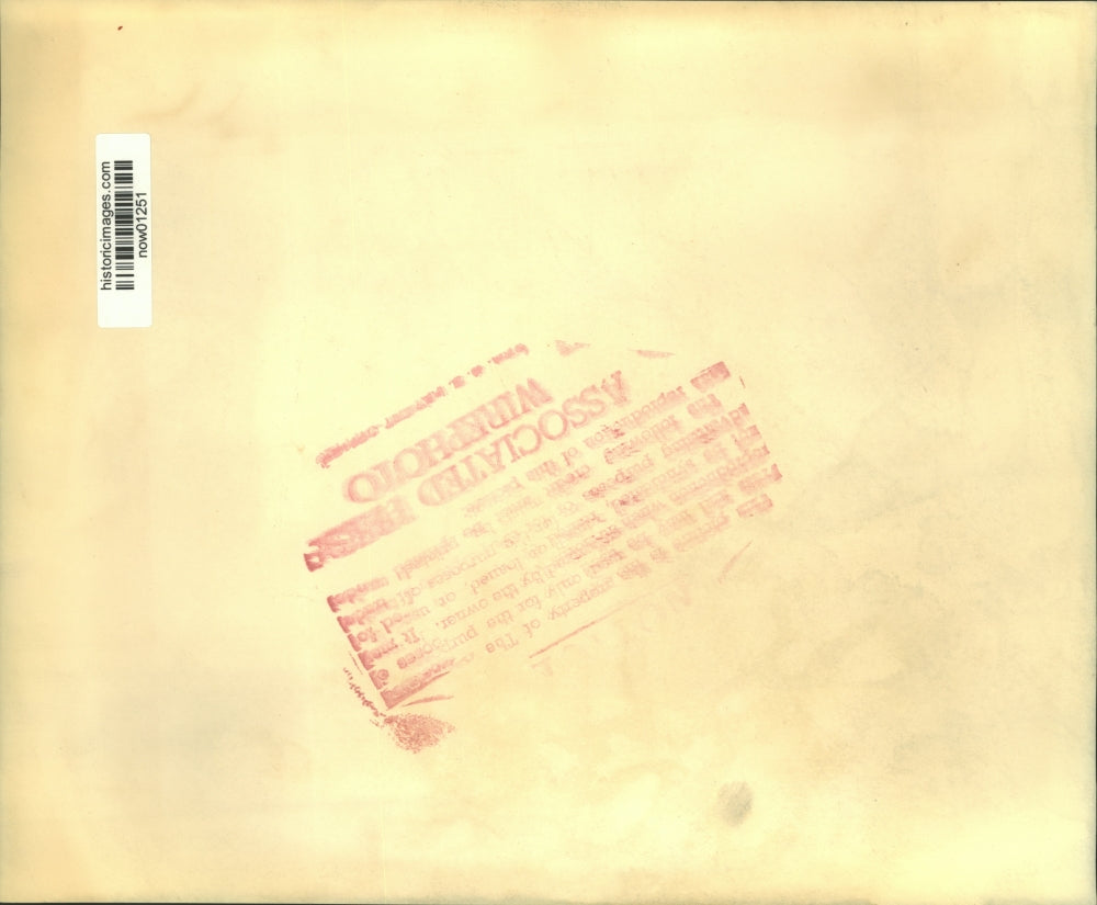 1960 Press Photo Sunny Jim Fitzsimmons receives plaque from press photographers