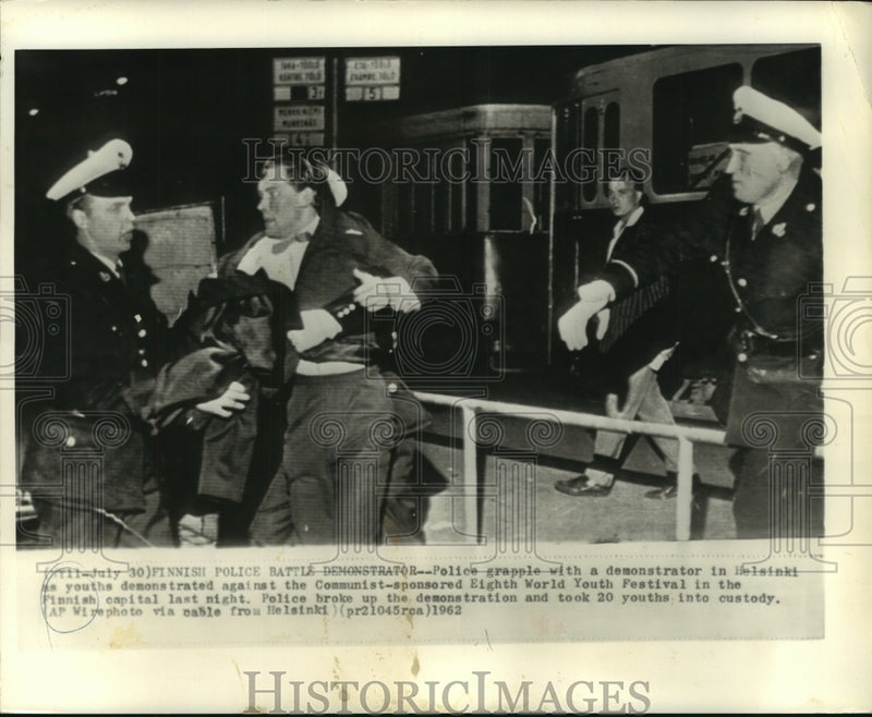 Load image into Gallery viewer, 1962 Press Photo Finnish police demonstrators in Helsinki. - now01281
