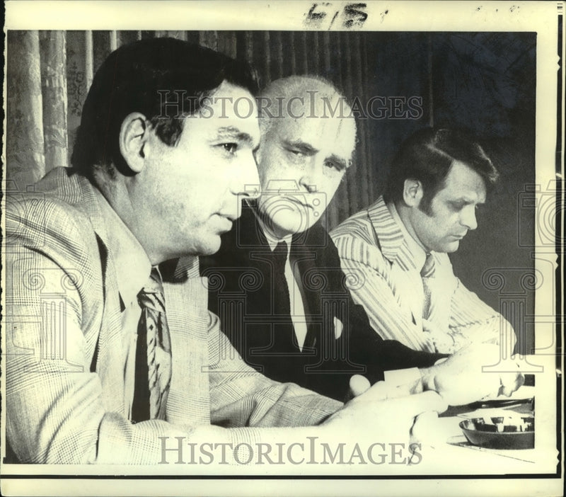 Load image into Gallery viewer, 1972 Press Photo Charles Finley, hockey club owner &amp; others at press conference
