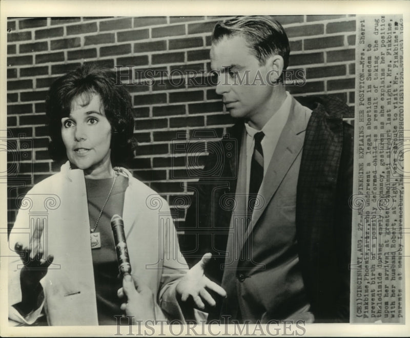Load image into Gallery viewer, 1962 Press Photo Mrs. Finkbine talks with newsmen at Cincinnati Airport

