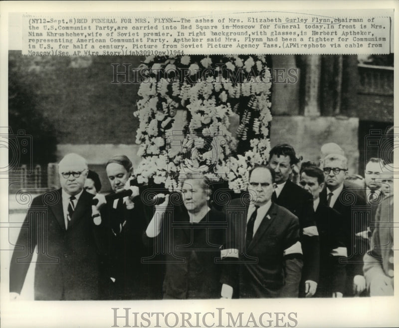 Load image into Gallery viewer, 1964 Press Photo Ashes of Mrs. Elizabeth Flynn carried into Red Square in Moscow
