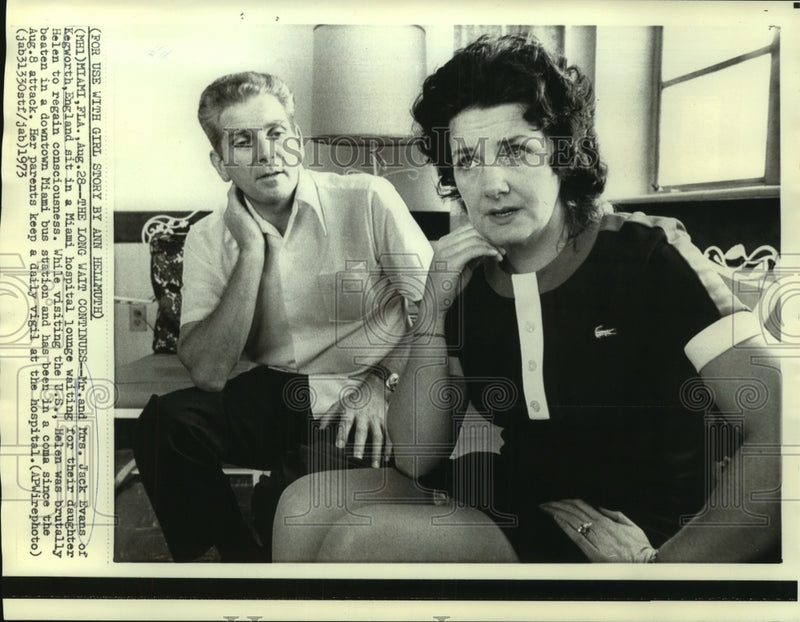 Load image into Gallery viewer, 1973 Press Photo Mr. &amp; Mrs. Jack Evans keep vigil at Miami hospital for daughter
