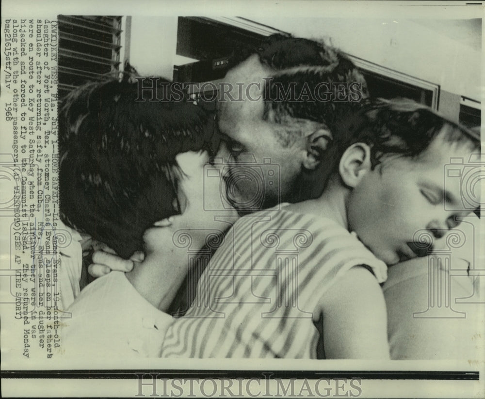 1968 Press Photo Welcome home for Mrs. Evans & daughter after plane hijacking.
