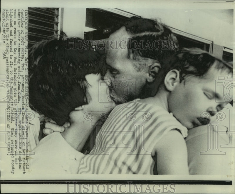 Load image into Gallery viewer, 1968 Press Photo Welcome home for Mrs. Evans &amp; daughter after plane hijacking.
