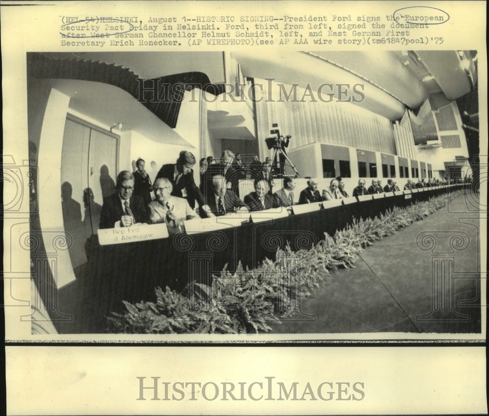 1975 Press Photo President Ford & others sign European Security Pact in Helsinki