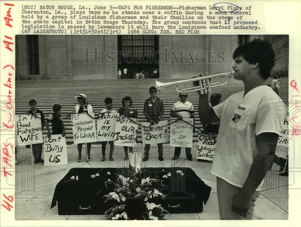 1986 Press Photo Daryl Fluke plays taps at mock funeral at LA State Capitol