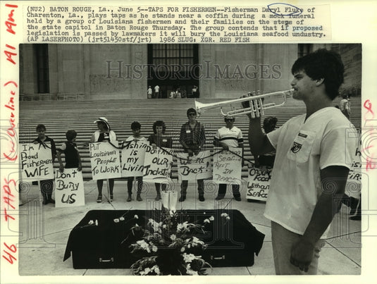 1986 Press Photo Daryl Fluke plays taps at mock funeral at LA State Capitol