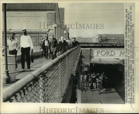 1961 Press Photo Walkout at Ford Motor Co.'s Rouge plant - now01426