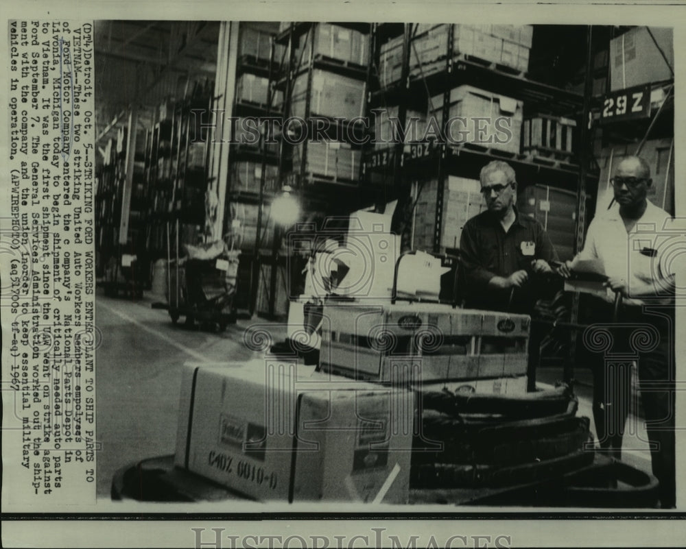 1967 Press Photo Striking Ford workers enter building to ship parts to Vietnam