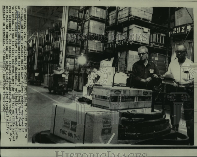 Load image into Gallery viewer, 1967 Press Photo Striking Ford workers enter building to ship parts to Vietnam
