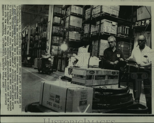 1967 Press Photo Striking Ford workers enter building to ship parts to Vietnam