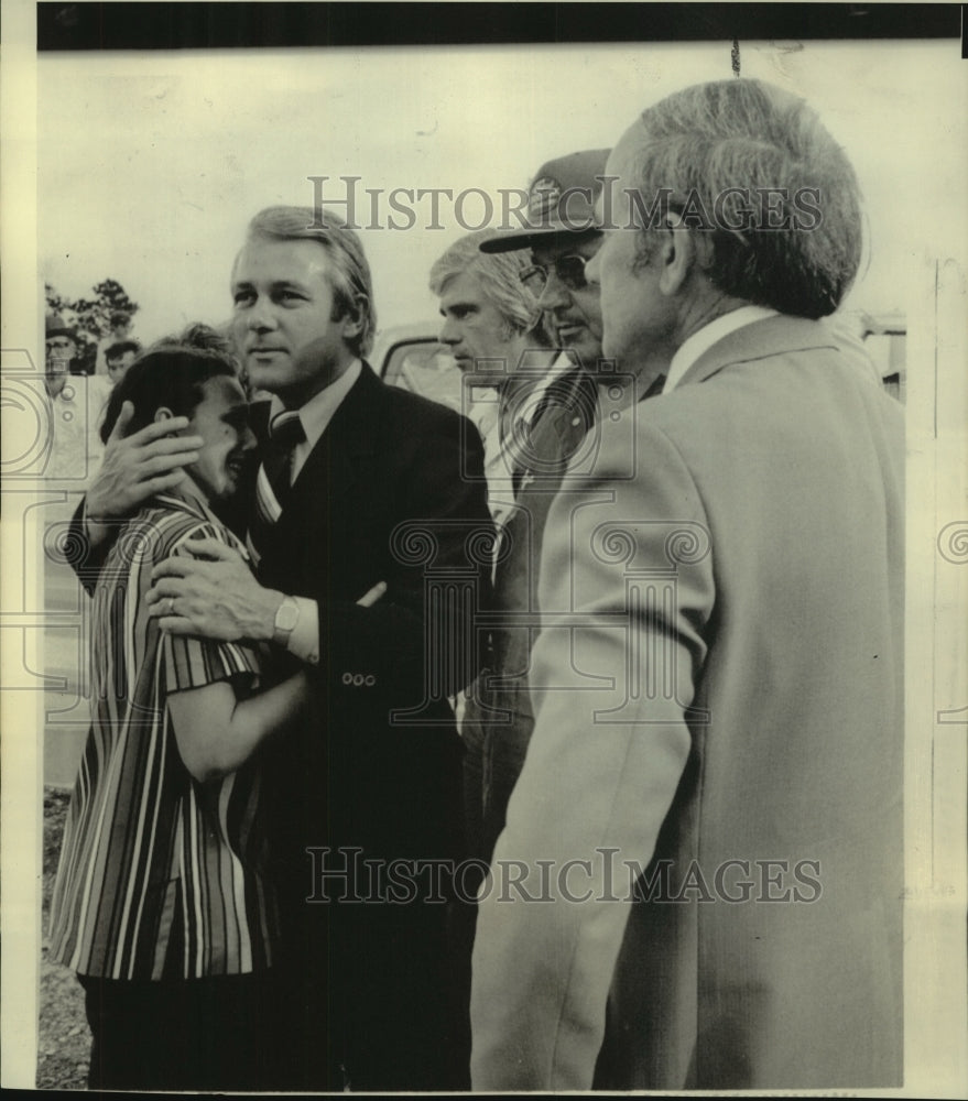 1974 Press Photo Gov. Edwards console victim of tornado in Louisiana