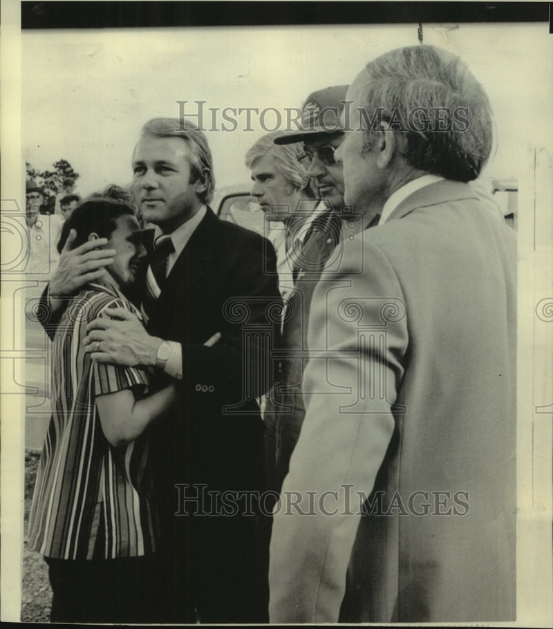 Load image into Gallery viewer, 1974 Press Photo Gov. Edwards console victim of tornado in Louisiana
