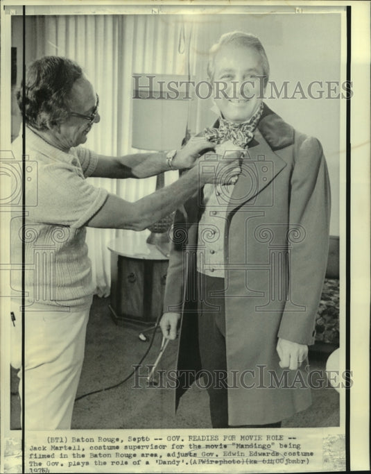 1974 Press Photo Gov. Edwards has costume adjustment for his role as a 'Dandy'- Historic Images
