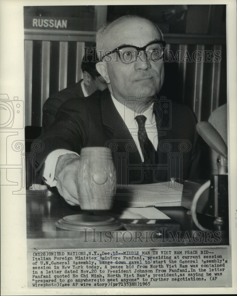 1965 Press Photo Amintore Fanfani bangs gavel to start the U.N. General Assembly