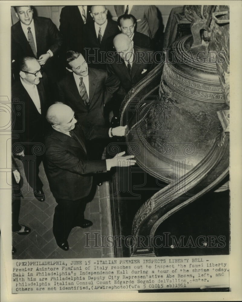 1961 Press Photo Italy's Premier Amintore Fanfani & others view Liberty Bell