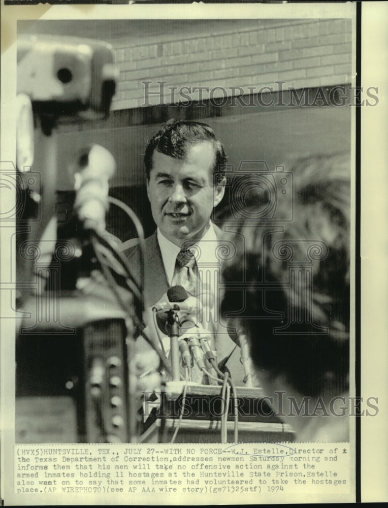 Load image into Gallery viewer, 1974 Press Photo W. J. Estelle, TX Dept. of Corrections with newsmen - now01519
