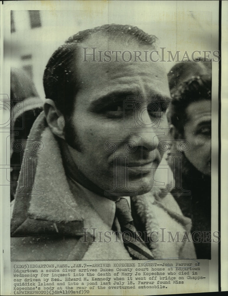 1970 Press Photo John Farrar, scuba diver, arrives at Dukes County Courthouse