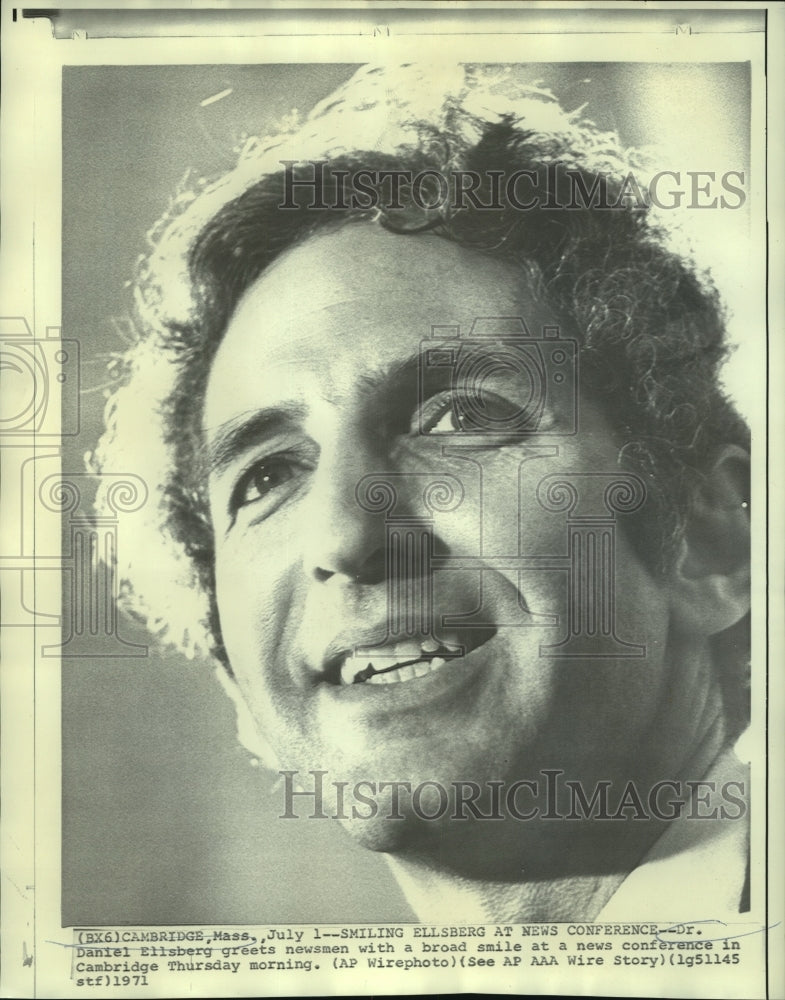 Load image into Gallery viewer, 1971 Press Photo Dr. Daniel Ellsberg smiling at Cambridge news conference.
