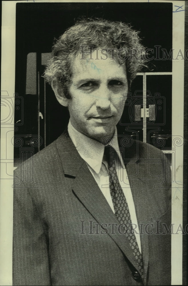 Load image into Gallery viewer, 1971 Press Photo Daniel Ellsberg, who has refused to turn over Pentagon papers
